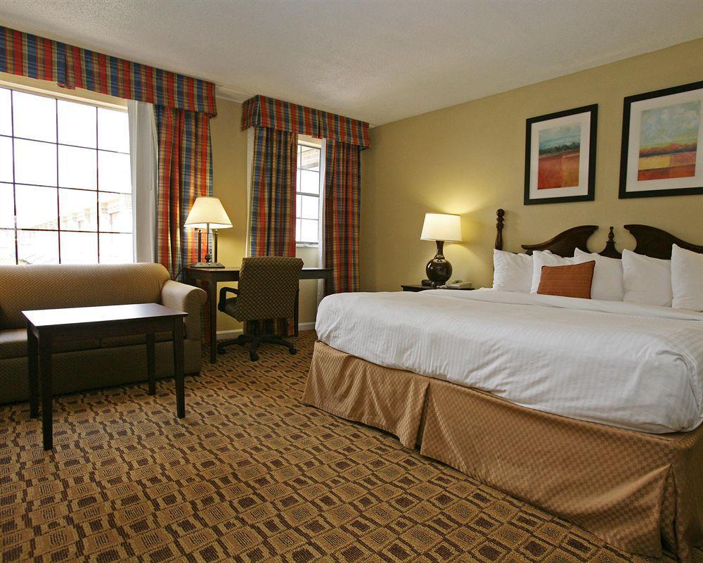 Clarion Hotel Lexington Conference Center Hotel Room photo